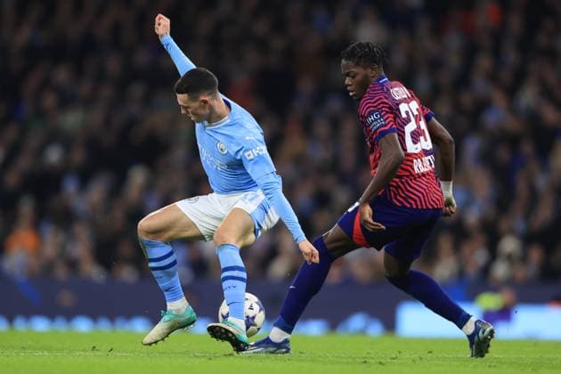 Manchester City gegen RB Leipzig 28. November 2023 UEFA Champions League Gruppe G Manchester City gegen RB Leipzig Phil Foden von Manchester City und Castello Lukeba von RB Leipzig Foto Simon Stacpoole Abseits Manchester UK  Copyright: xSimonxStacpoolexOffside