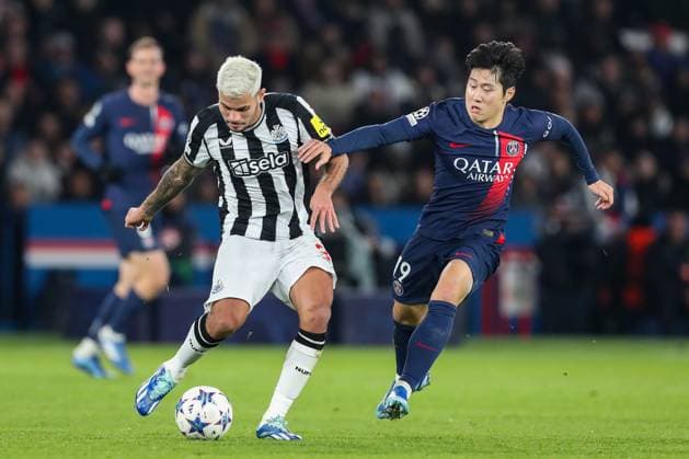 Paris Saint-Germain FC v Newcastle United FC Newcastle United midfielder Bruno Guimaraes (39) and Paris Saint-Germain midfielder Lee Kang-In (19) battle during the Paris Saint-Germain FC v Newcastle United FC UEFA Champions League Round 1 Group F match at Parc de Princes, Paris, France on 28 November 2023 Editorial Use Only Copyright: xIMAGO EveryxSecondxMediax ESM-0859-0029
