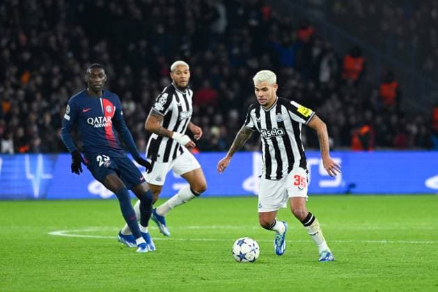 Bruno Guimaraes ( 39 - Newcastle ) during the UEFA Champions League match between PSG and Newcastle at Parc Des Princes on November 28, 2023 in Paris, France. ( Photo by federico pestellini panoramic ) - FOOTBALL : Paris Saint Germain vs Newcastle - Ligue des Champions - 28 11 2023 FedericoPestellini Panoramic 
