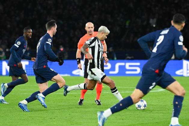 Bruno Guimaraes ( 39 - Newcastle ) during the UEFA Champions League match between PSG and Newcastle at Parc Des Princes on November 28, 2023 in Paris, France. ( Photo by federico pestellini panoramic ) - FOOTBALL : Paris Saint Germain vs Newcastle - Ligue des Champions - 28 11 2023 FedericoPestellini Panoramic 