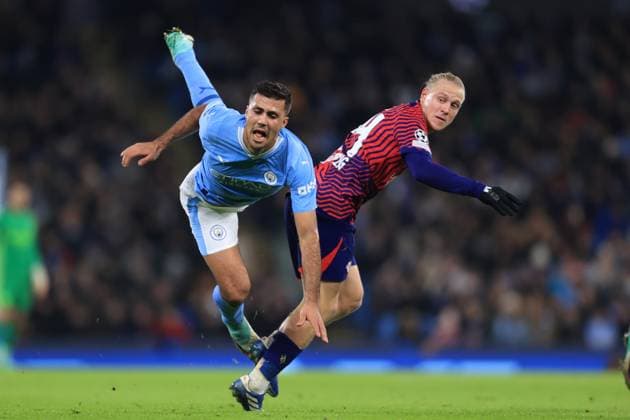 Manchester City gegen RB Leipzig 28. November 2023 UEFA Champions League Gruppe G Manchester City gegen RB Leipzig Rodri von Manchester City wird von Xaver Schlager von RB Leipzig gefoult Foto Simon Stacpoole Abseits Manchester UK  Copyright: xSimonxStacpoolexOffside