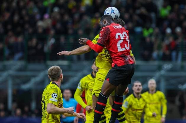 AC Milan vs Borussia Dortmund UEFA Champions League 2023 24 Group Stage Group F 28 11 2023 Fikayo Tomori of AC Milan seen in action during UEFA Champions League 2023 24 Group Stage Group F football match between AC Milan and Borussia Dortmund at San Siro Stadium, Milan, Italy on November 28, 2023 Photo FCI Fabrizio Carabelli Copyright: xBEAUTIFULxSPORTS Carabellix
