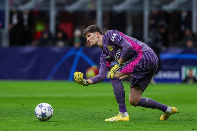 AC Milan vs Borussia Dortmund UEFA Champions League 2023 24 Group Stage Group F 28 11 2023 Gregor Kobel of Borussia Dortmund seen in action during UEFA Champions League 2023 24 Group Stage Group F football match between AC Milan and Borussia Dortmund at San Siro Stadium, Milan, Italy on November 28, 2023 Photo FCI Fabrizio Carabelli Copyright: xBEAUTIFULxSPORTS Carabellix