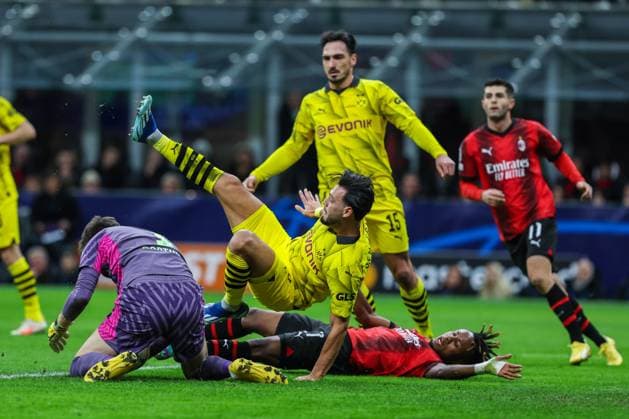 AC Milan vs Borussia Dortmund UEFA Champions League 2023 24 Group Stage Group F 28 11 2023 Samuel Chukwueze of AC Milan competes for the ball with Gregor Kobel of Borussia Dortmund and Mats Hummels of Borussia Dortmund during UEFA Champions League 2023 24 Group Stage Group F football match between AC Milan and Borussia Dortmund at San Siro Stadium, Milan, Italy on November 28, 2023 Photo FCI Fabrizio Carabelli Copyright: xBEAUTIFULxSPORTS Carabellix