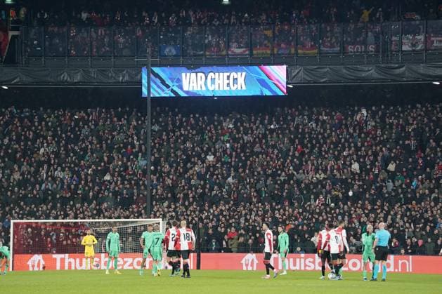 ROTTERDAM, 28-11-2023, Stadium de Kuip, UEFA Champions League, 2023 2024, Group stage, Feyenoord - Atletico Madrid, VAR check during the match Feyenoord - Atletico Madrid Feyenoord - Atletico Madrid  x23323151x Copyright: