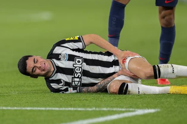 Paris Saint-Germain FC v Newcastle United FC Newcastle United midfielder Miguel Almiron (24) lays on pitch injured during the Paris Saint-Germain FC v Newcastle United FC UEFA Champions League Round 1 Group F match at Parc de Princes, Paris, France on 28 November 2023 Editorial Use Only Copyright: xIMAGO EveryxSecondxMediax ESM-0859-0031