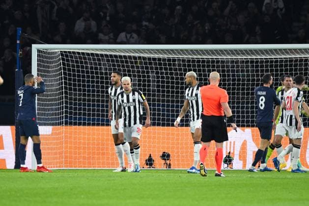 Bruno Guimaraes ( 39 - Newcastle ) during the UEFA Champions League match between PSG and Newcastle at Parc Des Princes on November 28, 2023 in Paris, France. ( Photo by federico pestellini panoramic ) - FOOTBALL : Paris Saint Germain vs Newcastle - Ligue des Champions - 28 11 2023 FedericoPestellini Panoramic 