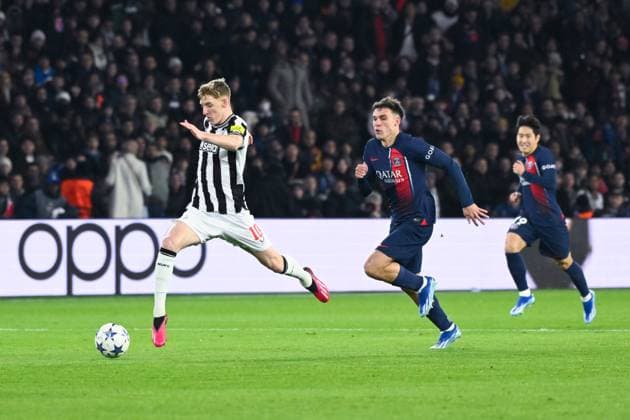 Anthony Gordon ( 10 - Newcastle ) and Manuel Ugarte ( 4 - PSG ) during the UEFA Champions League match between PSG and Newcastle at Parc Des Princes on November 28, 2023 in Paris, France. ( Photo by federico pestellini panoramic ) - FOOTBALL : Paris Saint Germain vs Newcastle - Ligue des Champions - 28 11 2023 FedericoPestellini Panoramic 