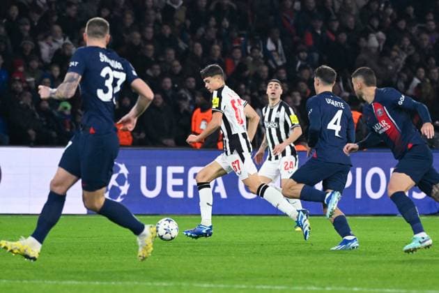 L MILEY ( 67 - Newcastle ) and Manuel Ugarte ( 4 - PSG ) during the UEFA Champions League match between PSG and Newcastle at Parc Des Princes on November 28, 2023 in Paris, France. ( Photo by federico pestellini panoramic ) - FOOTBALL : Paris Saint Germain vs Newcastle - Ligue des Champions - 28 11 2023 FedericoPestellini Panoramic 