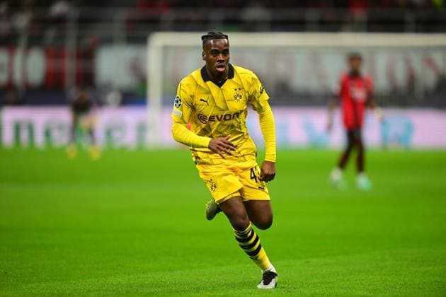 Italy, Milan, 28 11 2023, San Siro Stadium, AC Milan Borussia Dortmund UEFA Champions League 2023 2024 Group F, Jamie Bynoe Gittens of Borussia Dortmund look on Milan San Siro Stadium Lombardy Italy  eu-images-560
