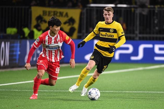 BERN, SWITZERLAND NOVEMBER 28 Lewin Blum of Young Boys R against Inbeom Hwang of Crvena zvezda during the UEFA Champions League Group Stage match between BSC Young Boys and FK Crvena zvezda at Stadion Wankdorf on November 28, 2023 in Bern, Switzerland Bern Stadion Wankdorf Bern Switzerland Copyright: xJustPictures.ch ManuelxWinterbergerx jp-en-EuSpIm-Y.Boys_Crvena_28Nov2023_00021