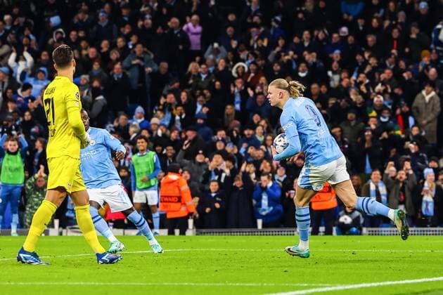 Manchester City FC v RB Leipzig FC Erling Haland of Manchester City gathers the ball and sprints back to the centre spot after scoring his sides first goal of the match during the Manchester City FC v RB Leipzig FC UEFA Champions League Round 1 Group G match at Etihad Stadium, Manchester, England, United Kingdom on 28 November 2023 Editorial Use Only Copyright: xIMAGO EveryxSecondxMediax ESM-0860-0035