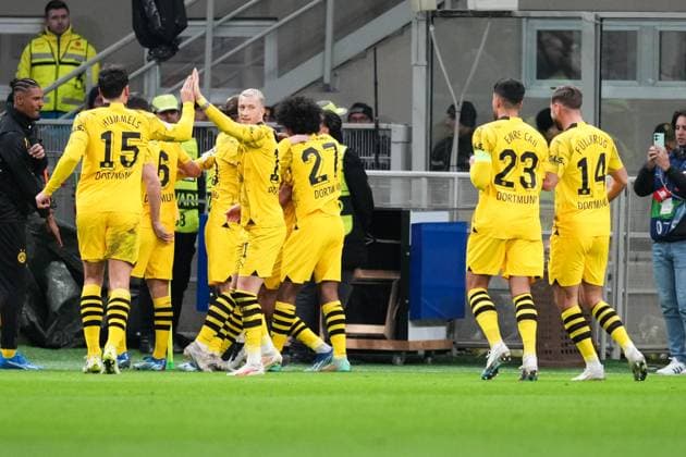 MILAN, ITALY NOVEMBER 28 Jamie Bynoe Gittens of Dortmund celebrates his goal with team during the UEFA Champions League Group Stage match between AC Milan and Borussia Dortmund at Stadio Giuseppe Meazza on November 28, 2023 in Milan, Italy Copyright: xJustPictures.ch JarixPestelaccix jp-en-EuSpIm-Milan_Dortmund_28Nov2023_JAR_00027