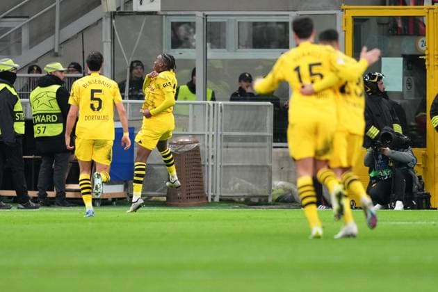 MILAN, ITALY NOVEMBER 28 Jamie Bynoe Gittens of Dortmund celebrates his goal with team during the UEFA Champions League Group Stage match between AC Milan and Borussia Dortmund at Stadio Giuseppe Meazza on November 28, 2023 in Milan, Italy Copyright: xJustPictures.ch JarixPestelaccix jp-en-EuSpIm-Milan_Dortmund_28Nov2023_JAR_00028