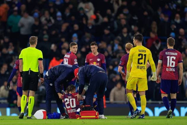UEFA Champions League Group G Manchester City v RB Leipzig Xavi Simons 20 of RB Leipzig receives medical treatment during the UEFA Champions League Group G match Manchester City vs RB Leipzig at Etihad Stadium, Manchester, United Kingdom, 28th November 2023 (Photo by Conor Molloy News Images) Manchester Etihad Stadium Manchester United, ManU Kingdom Copyright: xConorxMolloy NewsxImagesx