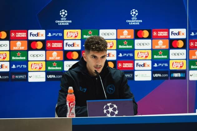 Champions League: Napoli press conference, PK, Pressekonferenz before the match against Real Madrid Giovanni Di Lorenzo, captain of Napoli, seen speaking during the press conference of the Champions League football match between Real Madrid and Napoli at Bernabeu Stadium in Madrid, Spain. Madrid Estadio Santiago Bernabeu Madrid Spain Copyright: xAlbertoxGardinx AGardin_20231128_football_Champions_Napoli_press_conference_075-Mejorado-NR