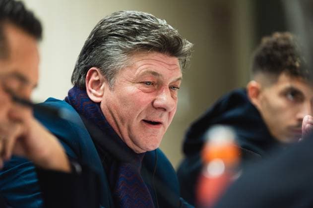 Champions League: Napoli press conference, PK, Pressekonferenz before the match against Real Madrid Walter Mazzarri, coach of Napoli, seen speaking during the press conference of the Champions League football match between Real Madrid and Napoli at Bernabeu Stadium in Madrid, Spain. Madrid Estadio Santiago Bernabeu Madrid Spain Copyright: xAlbertoxGardinx AGardin_20231128_football_Champions_Napoli_press_conference_102-Mejorado-NR