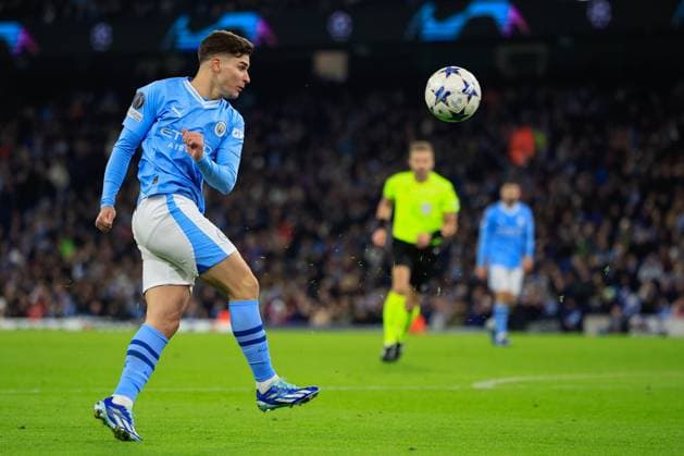 UEFA Champions League Group G Manchester City v RB Leipzig Julian Ãlvarez 19 of Manchester City has a shot at goal during the UEFA Champions League Group G match Manchester City vs RB Leipzig at Etihad Stadium, Manchester, United Kingdom, 28th November 2023 (Photo by Conor Molloy News Images) Manchester Etihad Stadium Manchester United, ManU Kingdom Copyright: xConorxMolloy NewsxImagesx