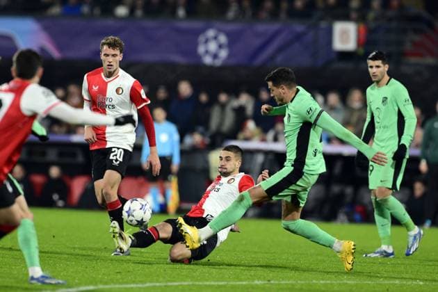 ROTTERDAM - (l-r) Ondrej Lingr of Feyenoord, Jose Maria Gimenez of Atletico Madrid during the UEFA Champions League group E match between Feyenoord and Atletico Madrid at Feyenoord Stadion de Kuip on November 28, 2023 in Rotterdam, Netherlands. ANP OLAF KRAAK UEFA Champions League 2023 24 2023 2024 xVIxANPxSportx xxANPxIVx 484976500 originalFilename: 484976500.jpg