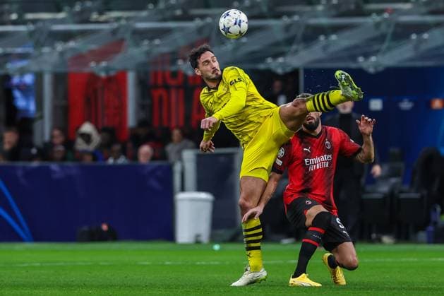 AC Milan vs Borussia Dortmund UEFA Champions League 2023 24 Group Stage Group F 28 11 2023 Mats Hummels of Borussia Dortmund competes for the ball with Olivier Giroud of AC Milan during UEFA Champions League 2023 24 Group Stage Group F football match between AC Milan and Borussia Dortmund at San Siro Stadium, Milan, Italy on November 28, 2023 Photo FCI Fabrizio Carabelli Copyright: xBEAUTIFULxSPORTS Carabellix
