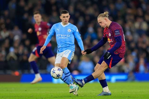 UEFA Champions League Group G Manchester City v RB Leipzig Xaver Schlager 24 of RB Leipzig passes the ball during the UEFA Champions League Group G match Manchester City vs RB Leipzig at Etihad Stadium, Manchester, United Kingdom, 28th November 2023 (Photo by Conor Molloy News Images) Manchester Etihad Stadium Manchester United, ManU Kingdom Copyright: xConorxMolloy NewsxImagesx