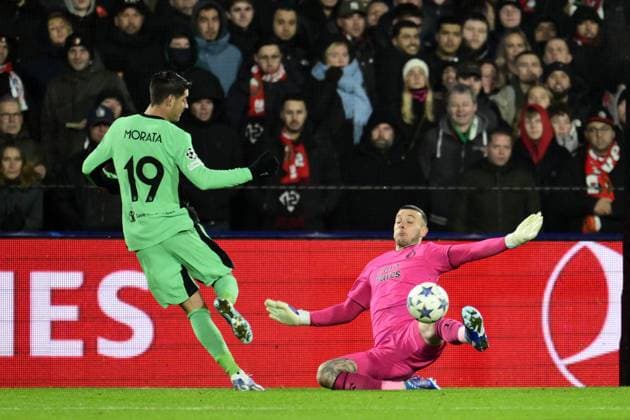 ROTTERDAM - (l-r) Alvaro Morata of Atletico Madrid, Feyenoord goalkeeper Justin Bijlow during the UEFA Champions League group E match between Feyenoord and Atletico Madrid at Feyenoord Stadion de Kuip on November 28, 2023 in Rotterdam, Netherlands. ANP OLAF KRAAK UEFA Champions League 2023 24 2023 2024 xVIxANPxSportx xxANPxIVx 484976834 originalFilename: 484976834.jpg