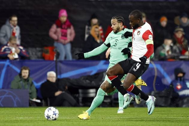 ROTTERDAM - (l-r) Memphis Depay of Atletico Madrid, Lutsharel Geertruida of Feyenoord during the UEFA Champions League group E match between Feyenoord and Atletico Madrid at Feyenoord Stadion de Kuip on November 28, 2023 in Rotterdam, Netherlands. ANP SEM VAN DER WAL UEFA Champions League 2023 24 2023 2024 xVIxANPxSportx xxANPxIVx 484976898 originalFilename: 484976898.jpg