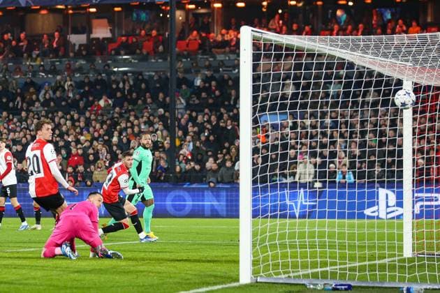 ROTTERDAM, 28-11-2023, Stadium de Kuip, UEFA Champions League, 2023 2024, Group stage, Feyenoord - Atletico Madrid, Feyenoord player Santiago Gimenez scores 1-3, own goal, Feyenoord player Justin Bijlow Feyenoord - Atletico Madrid  x23324116x Copyright: