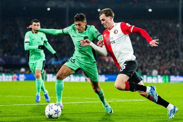 UEFA Champions League: Feyenoord v Atletico Madrid Rotterdam - Nahuel Molina of Atletico Madrid, Leo Sauer of Feyenoord during the 5th leg of the UEFA Champions League group stage between Feyenoord v Atletico Madrid at Stadion Feijenoord De Kuip on 28 November 2023 in Rotterdam, The Netherlands. Copyright: xTomxBodex