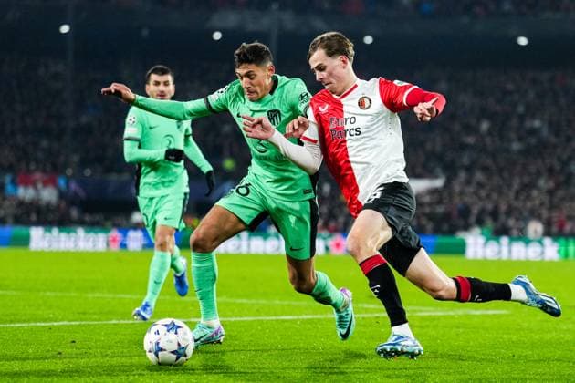UEFA Champions League: Feyenoord v Atletico Madrid Rotterdam - Nahuel Molina of Atletico Madrid, Leo Sauer of Feyenoord during the 5th leg of the UEFA Champions League group stage between Feyenoord v Atletico Madrid at Stadion Feijenoord De Kuip on 28 November 2023 in Rotterdam, The Netherlands. Copyright: xTomxBodex
