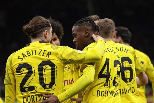 AC Milan v Borussia Dortmund - UEFA Champions League - Group F - Giuseppe Meazza November 28, 2023, Milan: Milan, Italy, 28th November 2023. Jamie Bynoe-Gittens of Borussia Dortmund celebrates with team mates after scoring to give the side a 2-1 lead during the UEFA Champions League match at Giuseppe Meazza, Milan. (Credit Image: Ã‚Â Jonathan Moscrop Sportimage Cal Media) Milan EDITORIAL USE ONLY Copyright: xx ZUMA-20231128_faf_si1_168.jpg JonathanxMoscropx csmphotothree204842