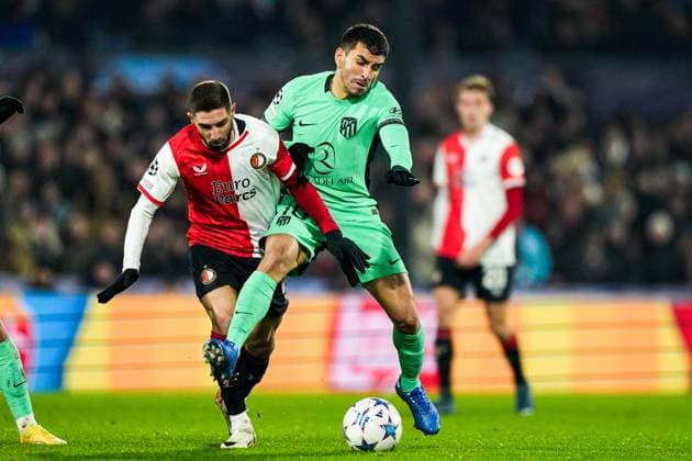 UEFA Champions League: Feyenoord v Atletico Madrid Rotterdam - Luka Ivanusec of Feyenoord, Angel Correa of Atletico Madrid during the 5th leg of the UEFA Champions League group stage between Feyenoord v Atletico Madrid at Stadion Feijenoord De Kuip on 28 November 2023 in Rotterdam, The Netherlands. Copyright: xTomxBodex