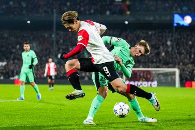 UEFA Champions League: Feyenoord v Atletico Madrid Rotterdam - Ayase Ueda of Feyenoord, Pablo Barrios of Atletico Madrid during the 5th leg of the UEFA Champions League group stage between Feyenoord v Atletico Madrid at Stadion Feijenoord De Kuip on 28 November 2023 in Rotterdam, The Netherlands. Copyright: xTomxBodex