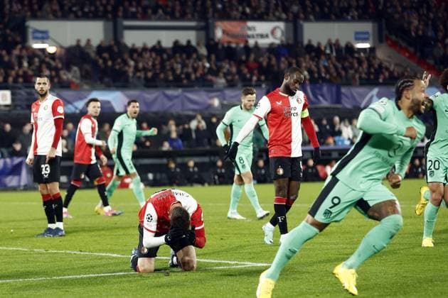 ROTTERDAM - Santiago Gimenez of Feyenoord is disappointed after the 1-3 during the UEFA Champions League match in group E between Feyenoord and Atletico Madrid at Feyenoord Stadium de Kuip on November 28, 2023 in Rotterdam, the Netherlands. ANP SEM VAN DER WAL UEFA Champions League 2023 24 2023 2024 xVIxANPxSportx xxANPxIVx 484977781 originalFilename: 484977781.jpg