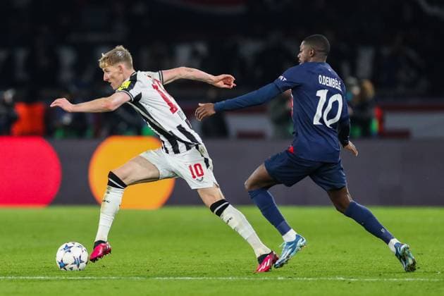 Paris Saint-Germain FC v Newcastle United FC Newcastle United midfielder Anthony Gordon (10) and Paris Saint-Germain forward Ousmane Dembele (10) battle during the Paris Saint-Germain FC v Newcastle United FC UEFA Champions League Round 1 Group F match at Parc de Princes, Paris, France on 28 November 2023 Editorial Use Only Copyright: xIMAGO EveryxSecondxMediax ESM-0859-0044