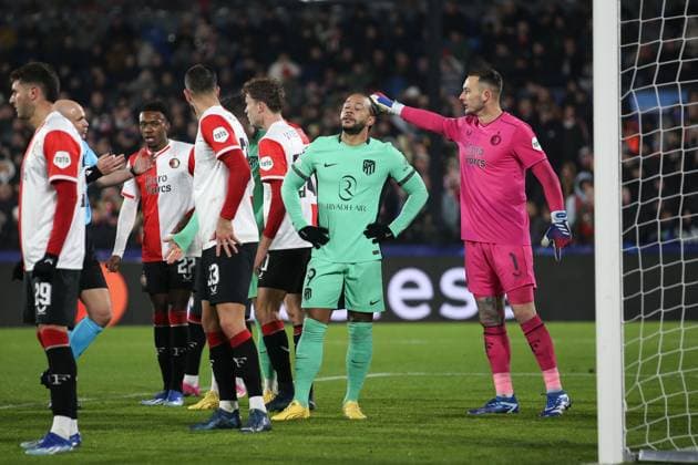 ROTTERDAM, 28-11-2023, Stadium de Kuip, UEFA Champions League, 2023 2024, Group stage, Feyenoord - Atletico Madrid, (L-R) Atletico Madrid player Memphis Depay, Feyenoord goalkeeper Justin Bijlow during the match Feyenoord - Atletico Madrid Feyenoord - Atletico Madrid  x23324135x Copyright: