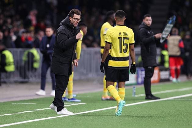 BERN, SWITZERLAND NOVEMBER 28 head coach Raphael Wicky of Young Boys L talks to Meschack Elia of Young Boys R during the UEFA Champions League Group Stage match between BSC Young Boys and FK Crvena zvezda at Stadion Wankdorf on November 28, 2023 in Bern, Switzerland Bern Stadion Wankdorf Bern Switzerland Copyright: xJustPictures.ch LuigixRizzox jp-en-EuSpIm-Y.Boys_Crvena_28Nov2023_00046