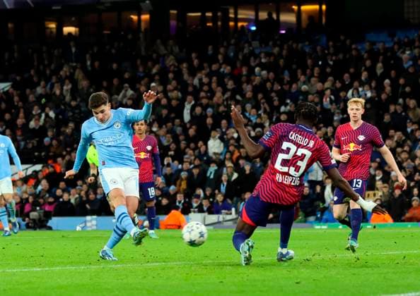 Football - 2023 2024 UEFA Champions League - Group G - Matchday Five of Six - Manchester City vs RB Leipzig - Etihad Stadium - Tuesday 28th November 2023 Julian Alvarez of Manchester City scores in the second half to put City 3-2 ahead, at the Etihad. 