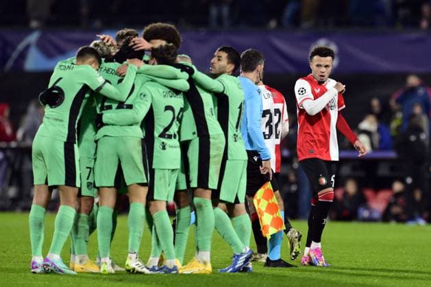 ROTTERDAM - Quilindschy Hartman of Feyenoord (r) disappointed, Atletico Madrid celebrates the 1-3 victory during the UEFA Champions League group E match between Feyenoord and Atletico Madrid at Feyenoord Stadion de Kuip on November 28, 2023 in Rotterdam, Netherlands. ANP OLAF KRAAK UEFA Champions League 2023 24 2023 2024 xVIxANPxSportx xxANPxIVx 484978675 originalFilename: 484978675.jpg