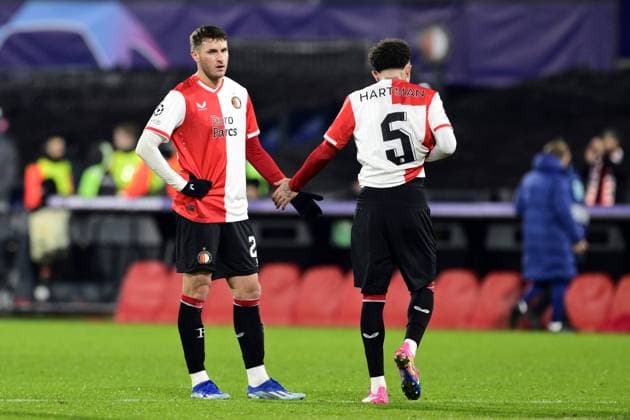 ROTTERDAM - (l-r) Santiago Gimenez of Feyenoord and Quilindschy Hartman of Feyenoord disappointed after the 1-3 defeat during the UEFA Champions League group E match between Feyenoord and Atletico Madrid at Feyenoord Stadion de Kuip on November 28, 2023 in Rotterdam, Netherlands. ANP OLAF KRAAK UEFA Champions League 2023 24 2023 2024 xVIxANPxSportx xxANPxIVx 484978905 originalFilename: 484978905.jpg