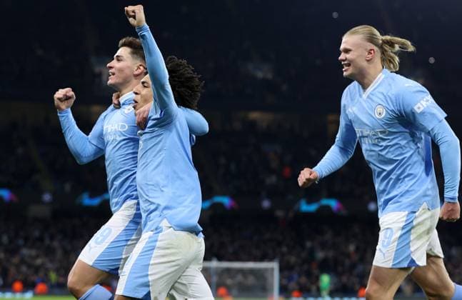 28th November 2023; Etihad Stadium, Manchester, England; Champions League Football, Group Stage, Manchester City versus RB Leipzig; ulian Alvarez of Manchester City celebrates after scoring his team& x2019;s third goal for 3-2 after 87 minutes with team mates Rico Lewis and Erling Haaland  ActionPlus12580900 DavidxBlunsden