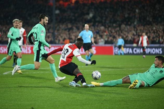ROTTERDAM, 28-11-2023, Stadium de Kuip, UEFA Champions League, 2023 2024, Group stage, Feyenoord - Atletico Madrid, (L-R) Atletico Madrid player Mario Hermoso, Feyenoord player Yankuba Minteh, Atletico Madrid player Jose Gimenez during the match Feyenoord - Atletico Madrid Feyenoord - Atletico Madrid  x23324272x Copyright:
