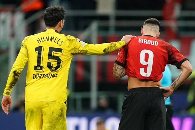Foto Davide Spada LaPresse 28 novembre 2023 - Milano , Italia - calcio - Milan vs Borussia Dortmund - Champions League 2023 2024 - Stadio San Siro. Nella foto: hummels , Olivier Giroud (AC Milan); fair-play November 28 , 2023 Milan , Italy - sport, calcio - Milan vs Borussia Dortmund - Champions League 2023 2024 - San Siro Stadium . In the pic : hummels , Olivier Giroud (AC Milan); fair-play  Copyright: xSpada LaPressex
