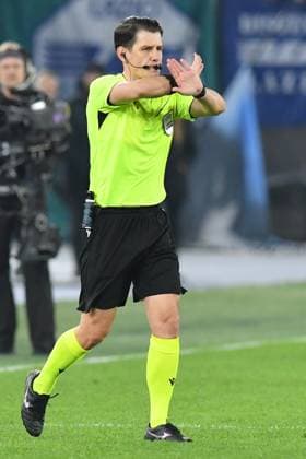 Soccer, Champions League match , Lazio v Celtic Referee Halil Umut Mele while consulting the VAR system during the Champions League match between Lazio v Celtic at Olympic stadium, Italy, November 28th, 2023. Imago-Images Emmefoto Copyright: xImago-Images Emmefotox