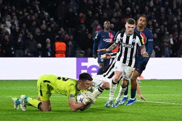 Nick Pope ( 22 - Newcastle ) and Kieran Trippier ( 2 - Newcastle ) during the UEFA Champions League match between PSG and Newcastle at Parc Des Princes on November 28, 2023 in Paris, France. ( Photo by federico pestellini panoramic ) - FOOTBALL : Paris Saint Germain vs Newcastle - Ligue des Champions - 28 11 2023 FedericoPestellini Panoramic 