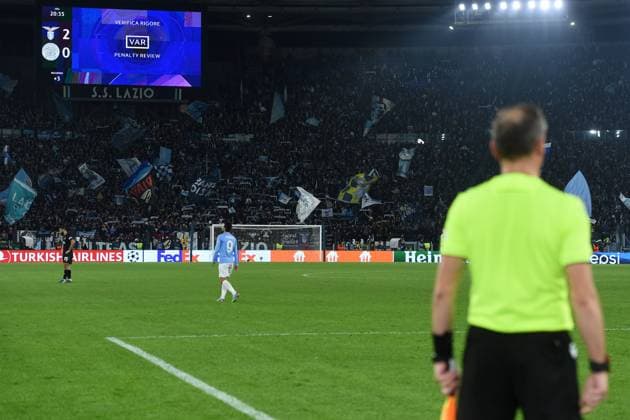 Soccer, Champions League match , Lazio v Celtic Referee Halil Umut Mele while consulting the VAR system during the Champions League match between Lazio v Celtic at Olympic stadium, Italy, November 28th, 2023. Imago-Images Emmefoto Copyright: xImago-Images Emmefotox