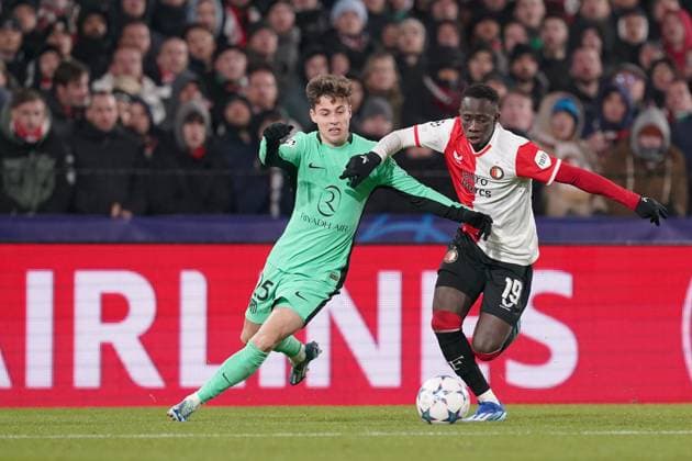 ROTTERDAM, 28-11-2023, Stadium de Kuip, UEFA Champions League, 2023 2024, Group stage, Feyenoord - Atletico Madrid, Atletico Madrid player Rodrigo Riquelme, Feyenoord player Yankuba Minteh during the match Feyenoord - Atletico Madrid Feyenoord - Atletico Madrid  x23324463x Copyright: