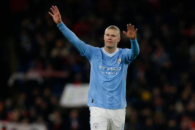 MANCHESTER, ENGLAND - NOVEMBER 28: Erling Haaland of Manchester City acknowledges the fans after the UEFA Champions League match between Manchester City and Rb Leipzig at Etihad Stadium on November 28, 2023 in Manchester, England SPO 