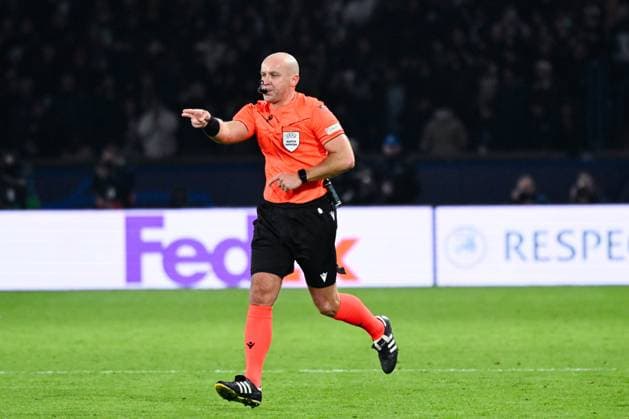 Szymon Marciniak ( referee ) during the UEFA Champions League match between PSG and Newcastle at Parc Des Princes on November 28, 2023 in Paris, France. ( Photo by federico pestellini panoramic ) - FOOTBALL : Paris Saint Germain vs Newcastle - Ligue des Champions - 28 11 2023 FedericoPestellini Panoramic 