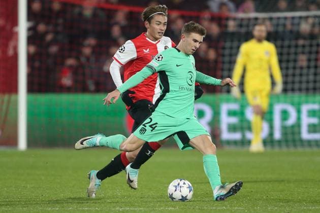 ROTTERDAM, 28-11-2023, Stadium de Kuip, UEFA Champions League, 2023 2024, Group stage, Feyenoord - Atletico Madrid, (L-R) Feyenoord player Ayase Ueda, Atletico Madrid player Rodrigo Riquelme during the match Feyenoord - Atletico Madrid Feyenoord - Atletico Madrid  x23324521x Copyright: